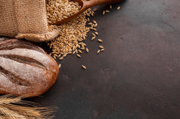 Pan y semillas de trigo en saco de yute