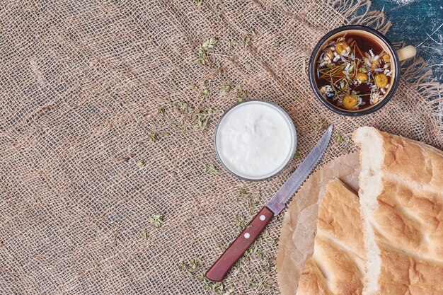 Pan tandir blanco con yogur y té de hierbas.