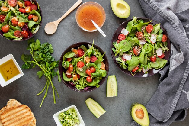 Pan tostado con ensalada fresca