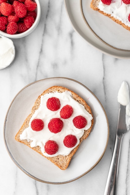 Foto gratuita pan tostado francés con frambuesas frescas para el desayuno