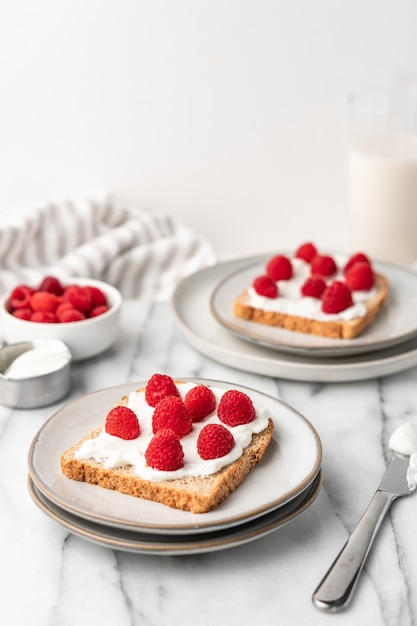 Pan tostado francés con frambuesas frescas para el desayuno