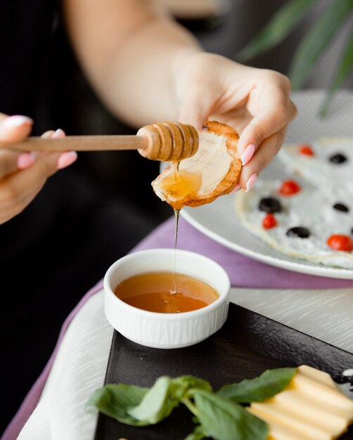 Pan tostado con mantequilla y miel