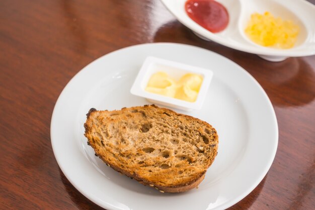 pan tostado en un plato blanco.