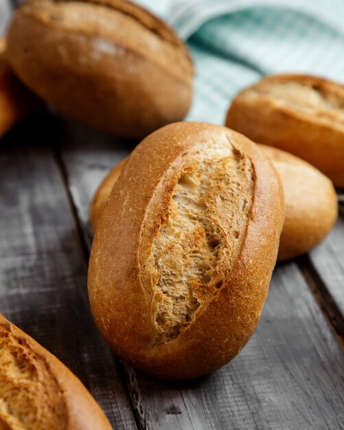 pan de trigo blanco en la mesa