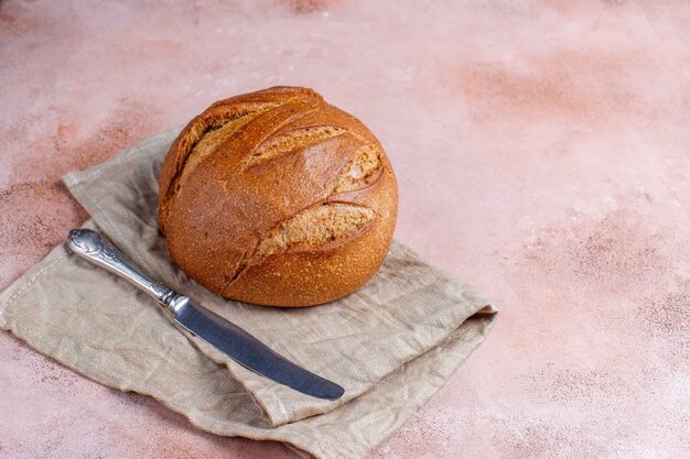 Pan de trigo de centeno recién horneado en rodajas.