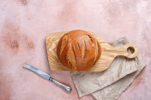 Pan de trigo de centeno recién horneado en rodajas.