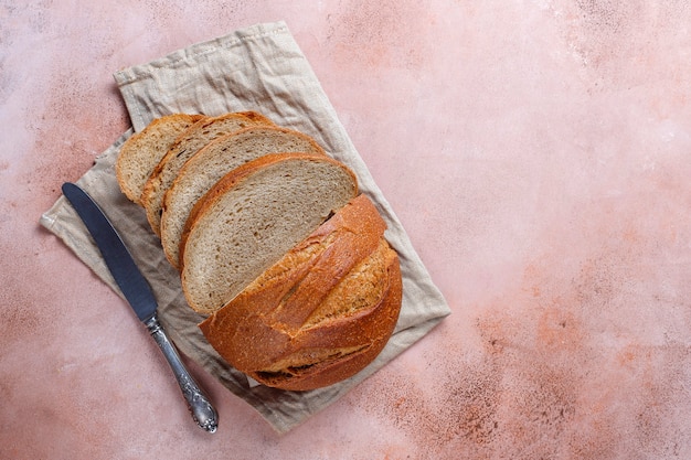 Pan de trigo de centeno recién horneado en rodajas.