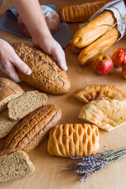 Pan de trigo integral surtido alto ángulo