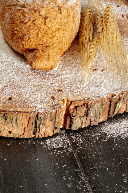 Pan con trigo sobre tabla de madera