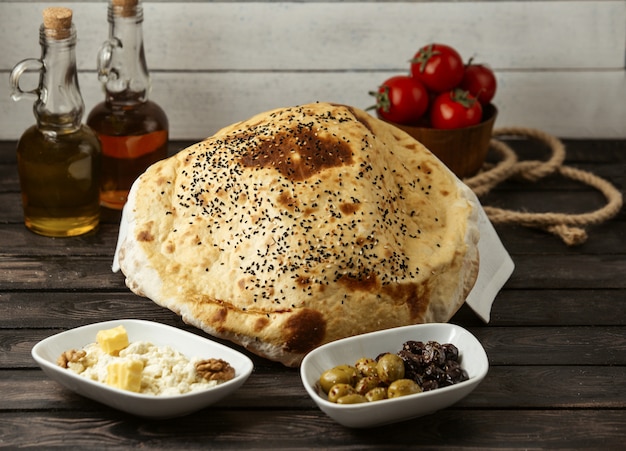 Pan turco sobre la mesa