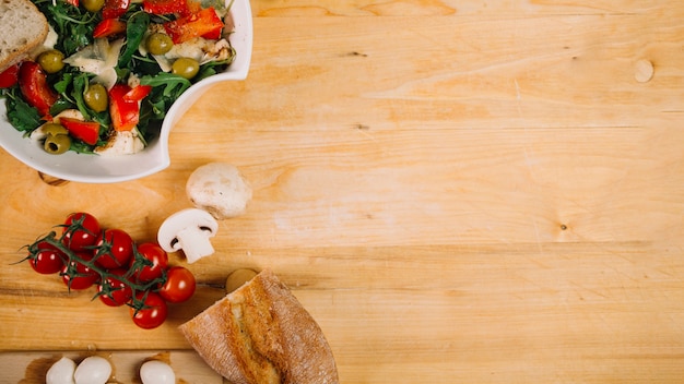 Pan y verduras, cerca, ensalada