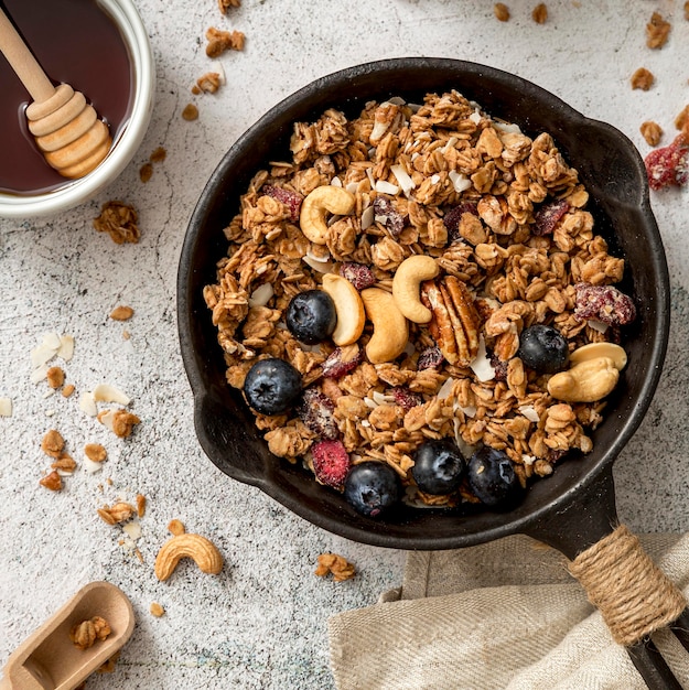 Foto gratuita pan de vista superior con granola casera