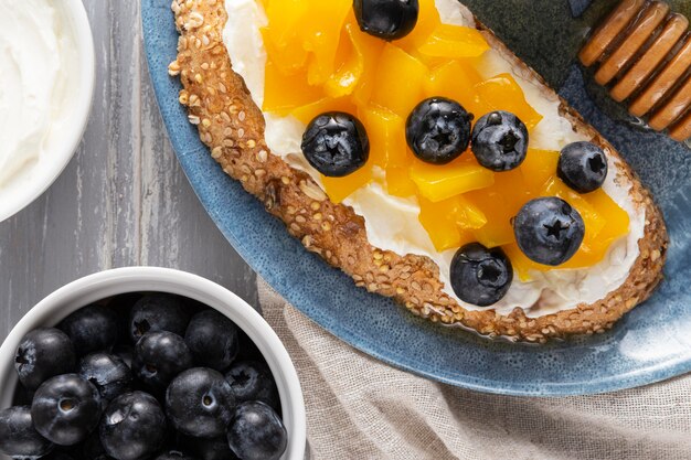 Pan de vista superior con queso crema y frutas