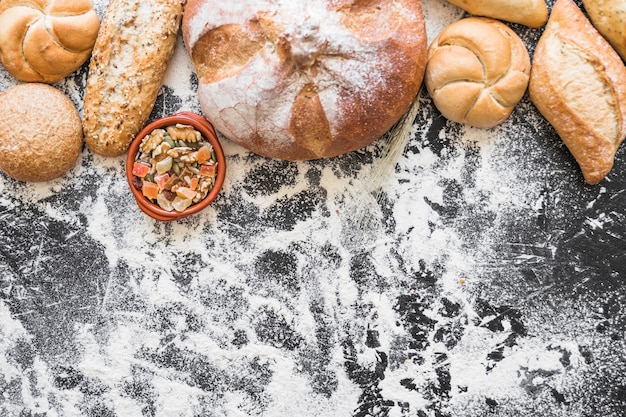 Panadería y aperitivos en la mesa con harina