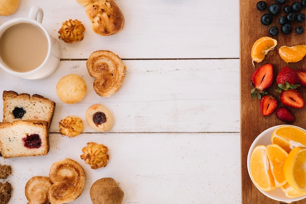 Panadería con café y diferentes frutas en mesa.