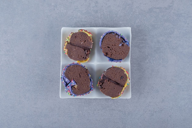 Panadería casera. Rebanadas de pastel de chocolate en la placa blanca.