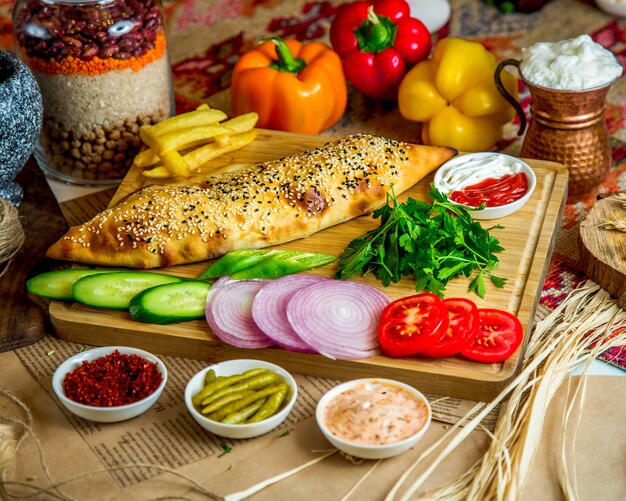 Panadería con cobertura de sésamo y varias verduras en rodajas