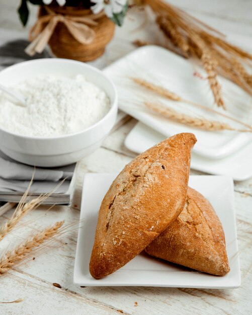 Panadería con crema agria y rama de trigo sobre la mesa