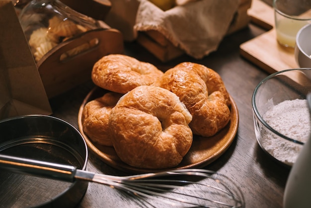 Panadería de croissant fresco en placa de madera panadería casera