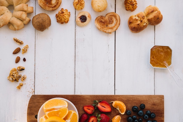 Panadería con diferentes frutas en mesa.