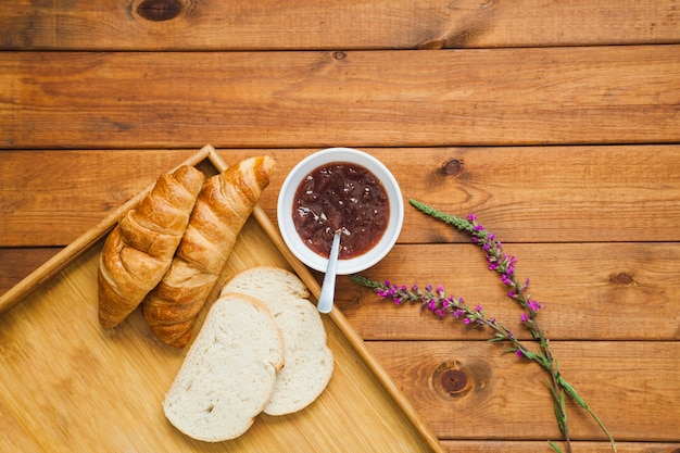 Foto gratuita panadería y mermelada en arreglo