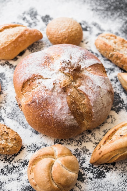 Panadería en la mesa con harina