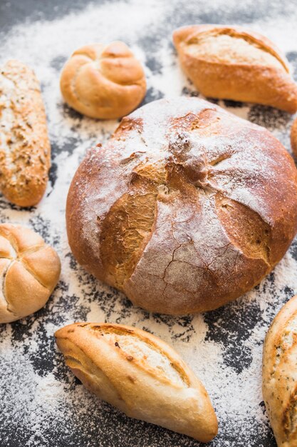 Panadería en la mesa con polvo de hornear