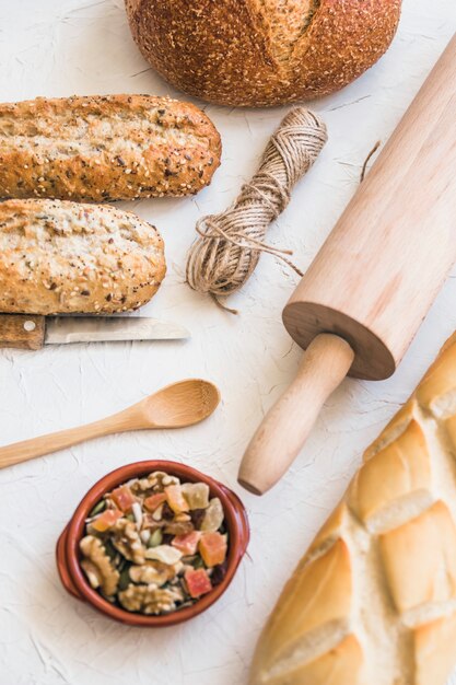 Panadería y plato de comida en escritorio