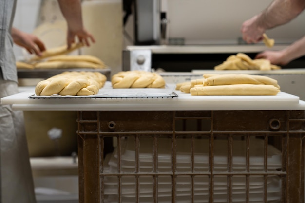 Panadería preparando y vendiendo sabrosos panes