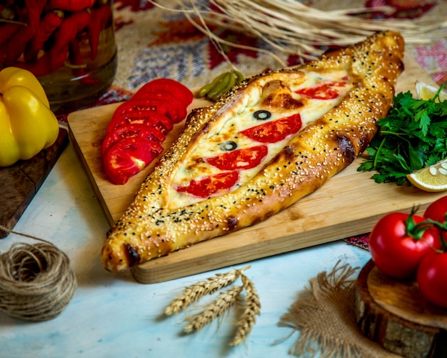 Panadería rellena de queso y tomate.