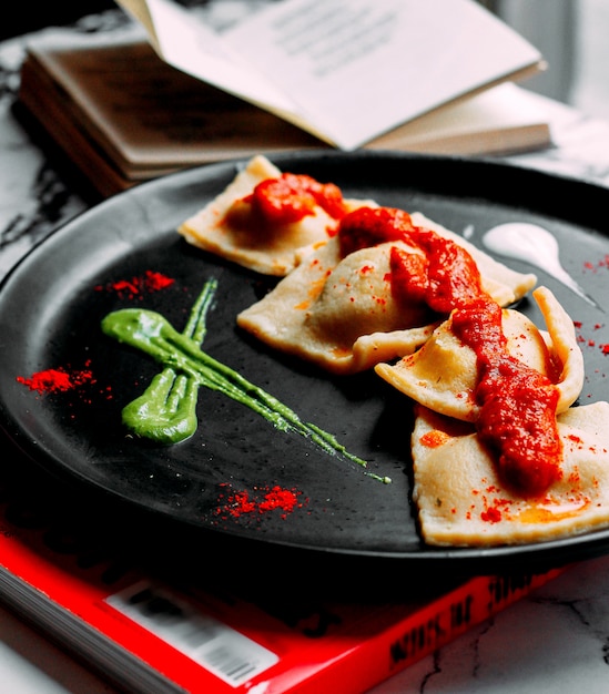 Panadería en sartén con salsa de tomate