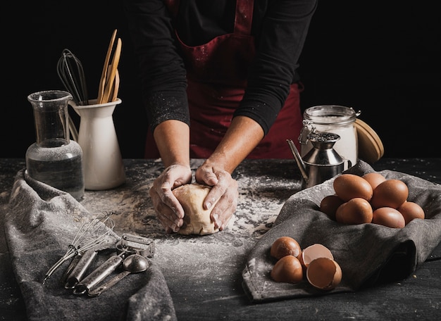 Panadero de alto ángulo con ingredientes de masa