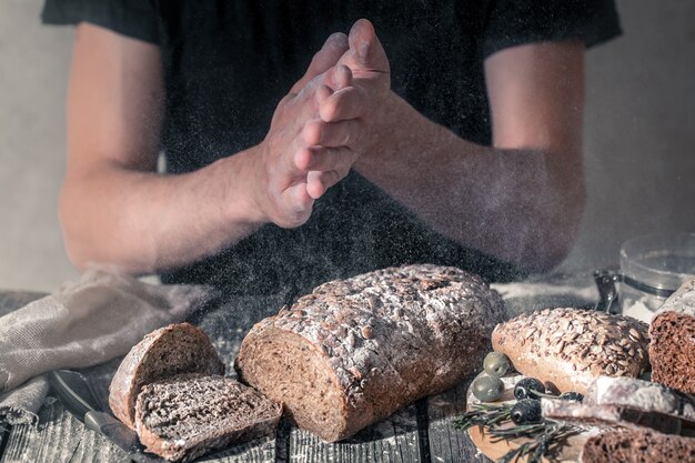 panadero con harina en la mano
