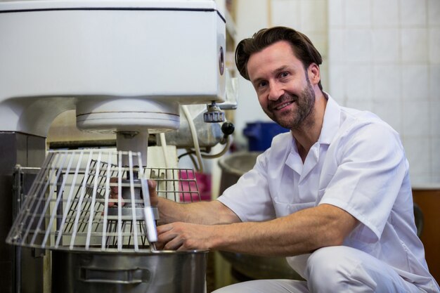 Foto gratuita panadero máquina de pasta de ajuste