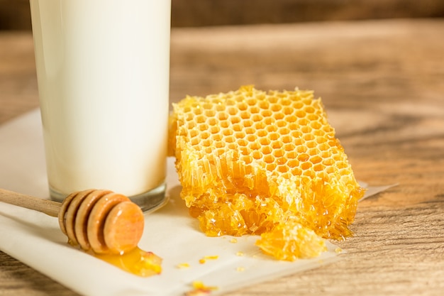 Panal dulce en mesa de madera