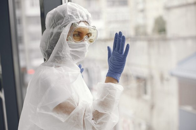 Pandemia de coronavirus covid-2019. Traje de protección, gafas, guantes, máscara.