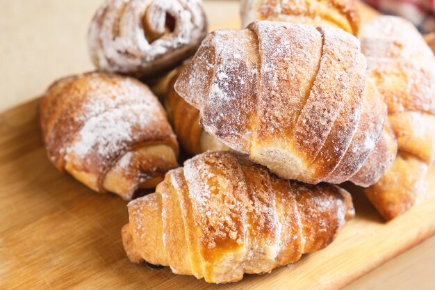 Panecillos dulces en tabla de cortar de madera.