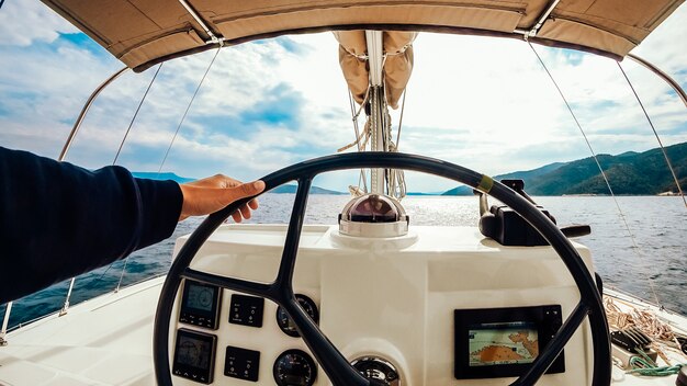 Panel de control del buque con volante en el puente del capitán