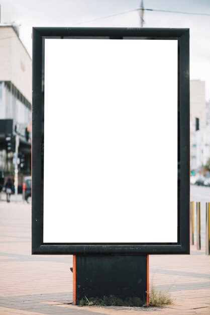 Panel publicitario en blanco en la calle