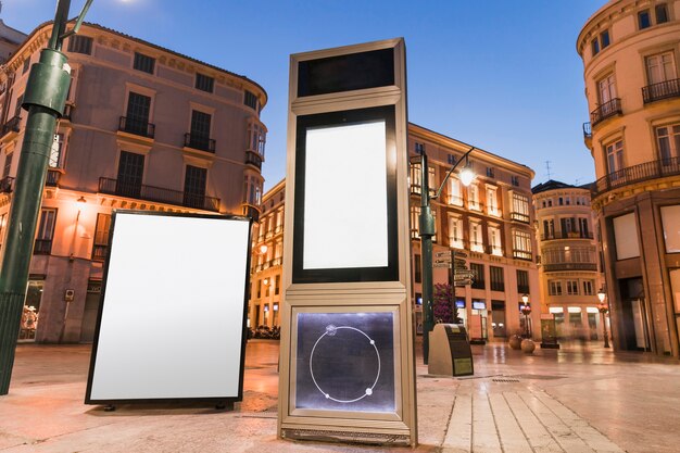 Panel publicitario en blanco en la ciudad por la noche