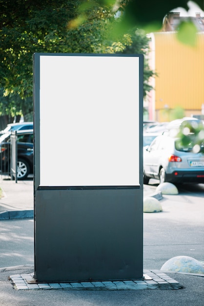 Panel publicitario en blanco