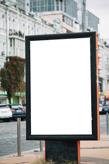 Panel publicitario en la calle de la ciudad