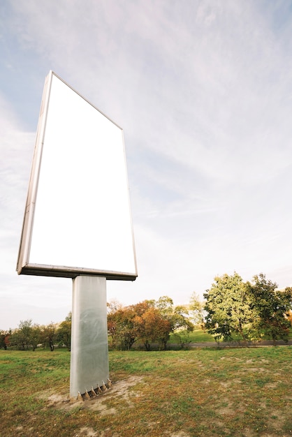 Panel publicitario en la naturaleza