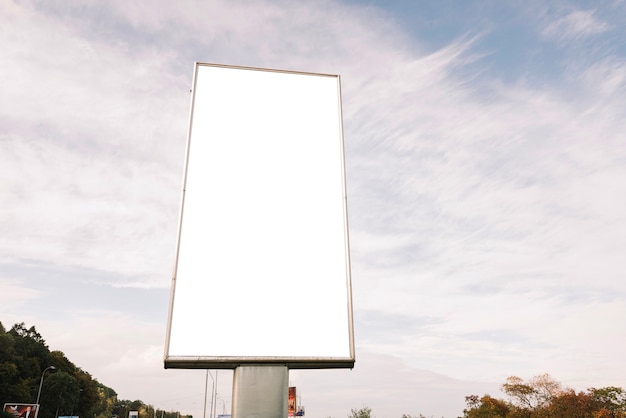 Panel publicitario sobre fondo de cielo nublado