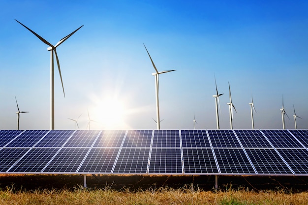 El panel solar con el fondo del cielo azul de la turbina y de la luz del sol. concepto energía limpia energía