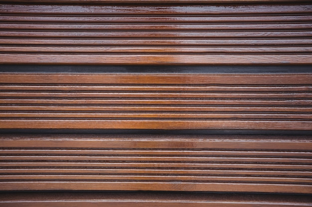 Los paneles de madera con fondo de patrón de rayas