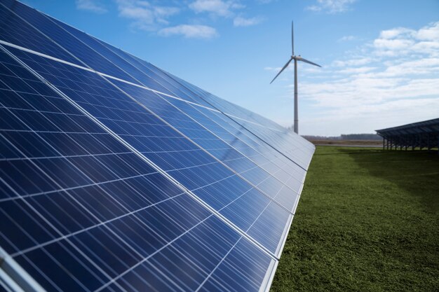 Paneles solares y planta de energía eólica en el exterior