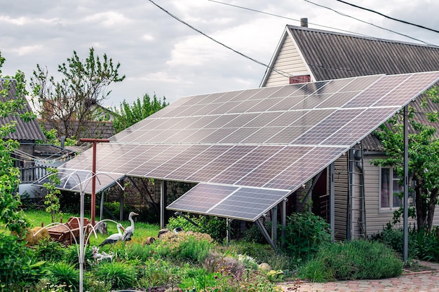 Paneles solares del sistema solar cerca de la casa.