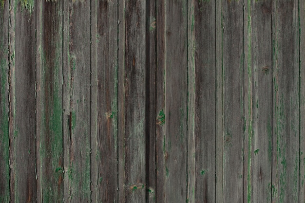 Los paneles verticales de madera de color gris