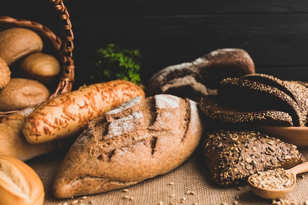 Panes y granos de pan dispuestos